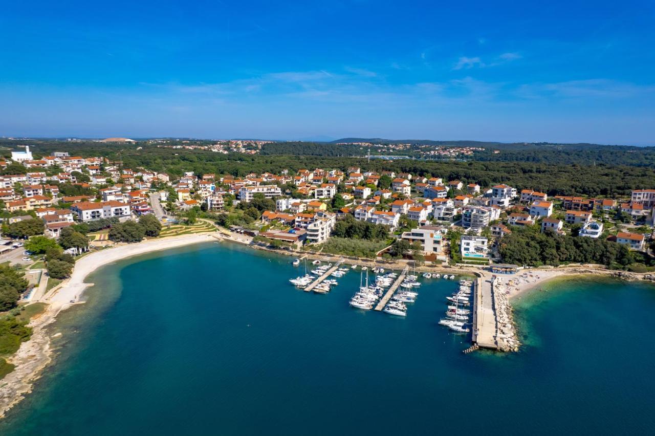 Apartment Nensi Pjescana Uvala Exterior foto